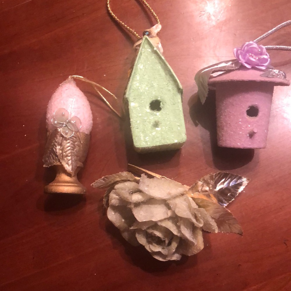 Set of 4 high end ornaments